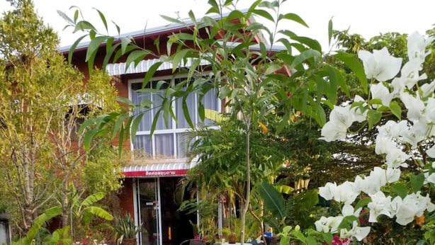 A pathway leading to a building with a red awning and a sign in a foreign language. - Coffee&Homestay568 Branch 2 (Muang Suang)