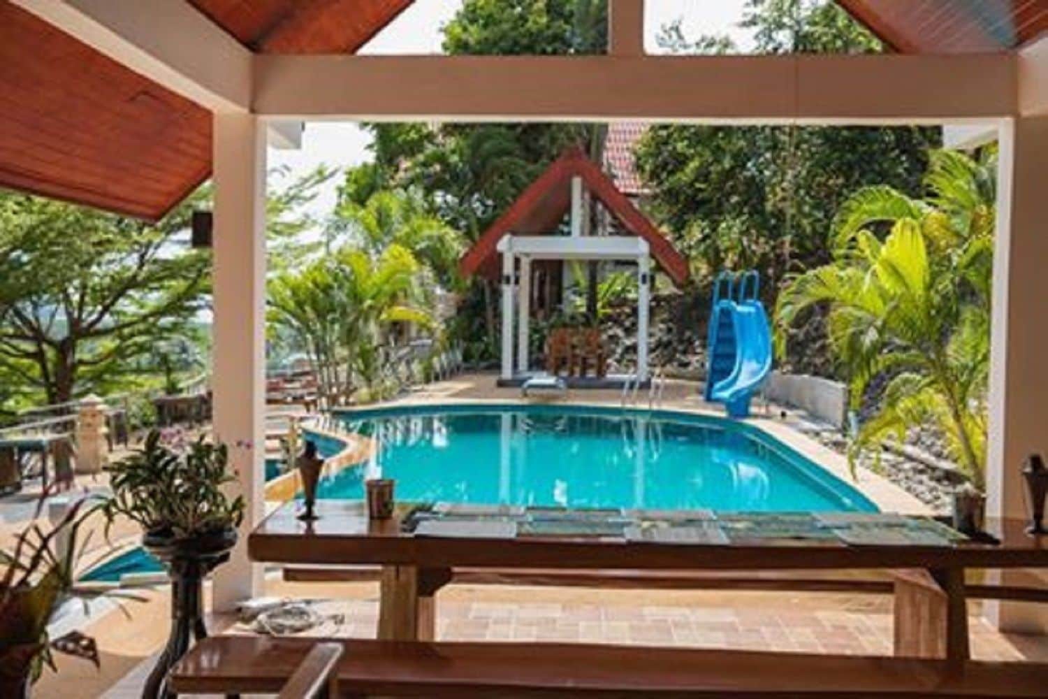 Outdoor pool, free cabanas, sun loungers