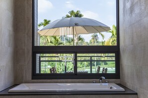 Artículos de tocador gratuitos, secador de pelo, pantuflas, toallas