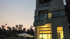 ด้านหน้าที่พัก - ตอนเย็น/กลางคืน
