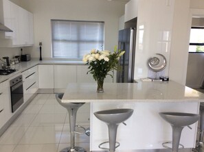 Apartment | Eigene Küche | Kühlschrank, Mikrowelle, Ofen, Herdplatte