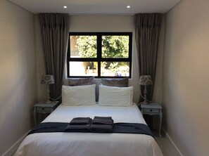 Apartment | 1 bedroom, blackout drapes, iron/ironing board, free WiFi - 43 Ocean View Drive (Cape Town)