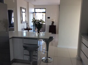 Apartment | In-room dining - 43 Ocean View Drive (Cape Town)