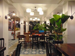 Se sirven desayunos, comidas, cenas y cocina local e internacional 