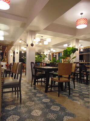 Breakfast, lunch, dinner served; local and international cuisine  - Hotel De Condor (Ho Chi Minh City)