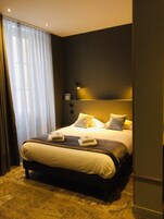 Decoración personalizada, muebles diferentes y cortinas blackout 