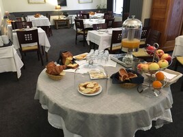 Desayuno continental diario (EUR 12 por persona)