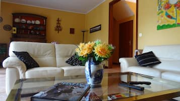 Smart TV, caminetto, lettore DVD, tavolo da ping pong