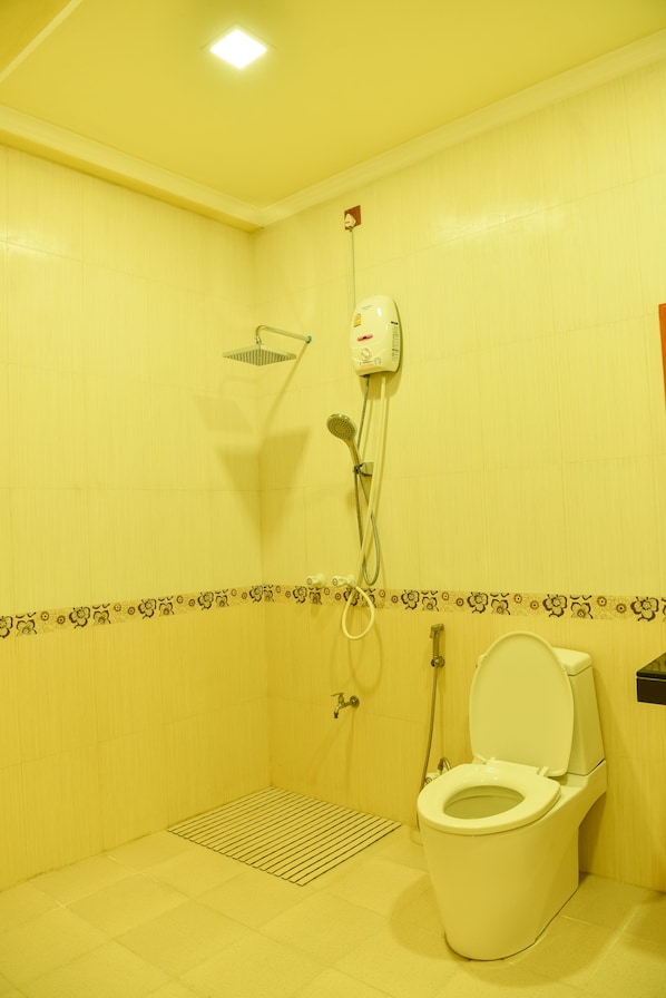 Deluxe Double Room | Bathroom | Shower, rainfall showerhead, free toiletries