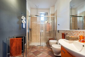 Dusche, Haartrockner, Handtücher