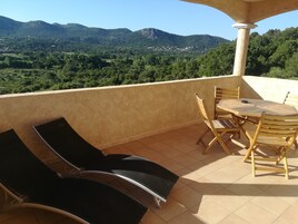 Apartment, 2 Bedrooms (Grand Appartement) | In-room safe, soundproofing, iron/ironing board, WiFi (free)
