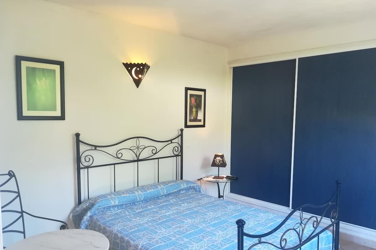 In-room safe, soundproofing, iron/ironing board, free WiFi