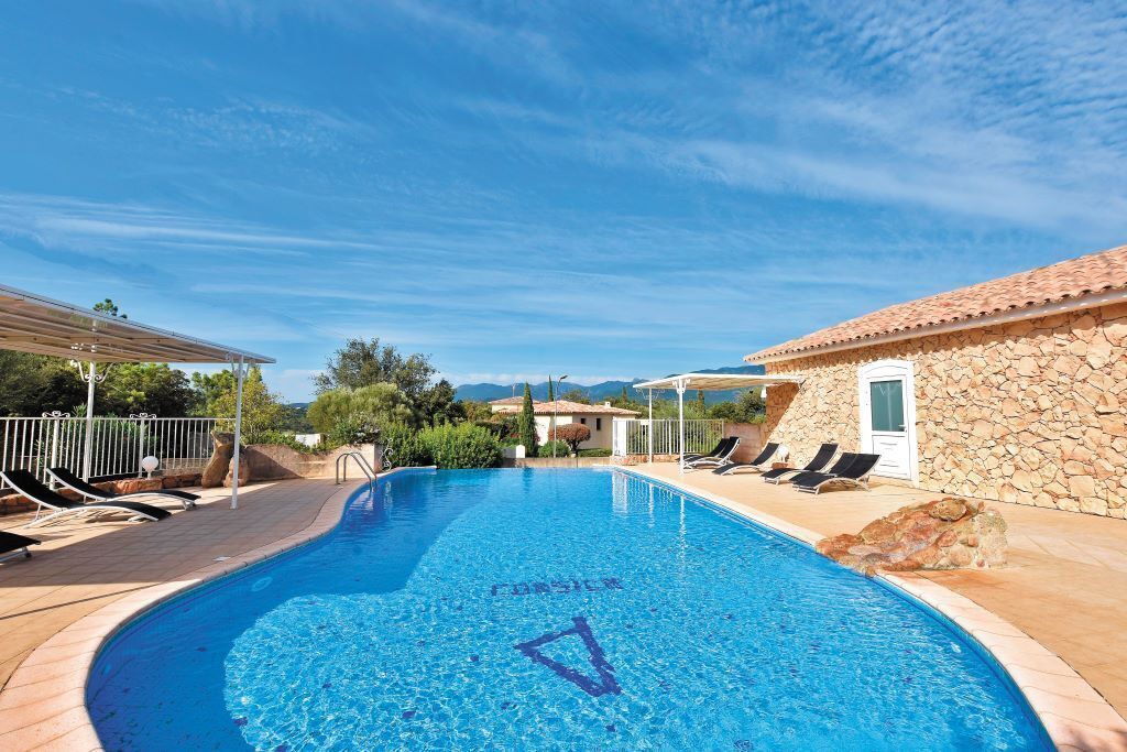Piscine extérieure (ouverte en saison)