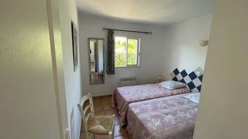 In-room safe, soundproofing, iron/ironing board, free WiFi