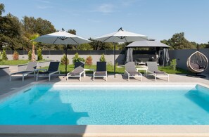 Piscine chauffée, chaises longues