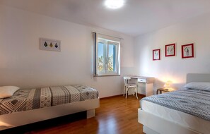2 bedrooms, travel cot, free WiFi, bed sheets