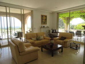 Televisión, chimenea, tenis de mesa y estéreo