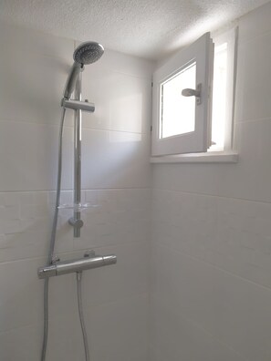 Shower, hair dryer, towels - What if your happiness is 1 minute from the beach?  (Agde)