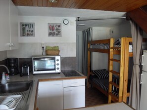 Réfrigérateur, micro-ondes, four, plaque de cuisson