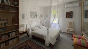 4 chambres, bureau, fer et planche à repasser, lit de bébé portatif