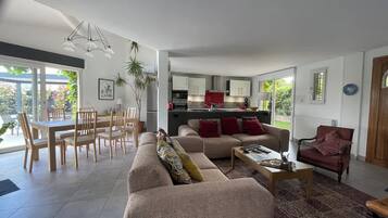 Télévision, lecteur de DVD, livres, médiathÚque