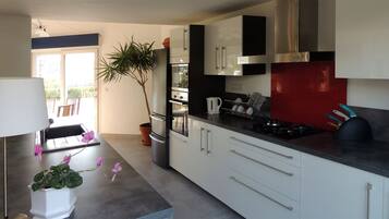 Een koelkast, een microgolfoven, een oven, een kookplaat