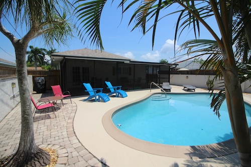 Perfect recipe for relaxing, heated pool, walk to beach, bikes, stunning sunsets