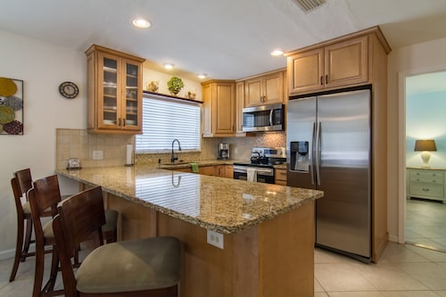 Perfect recipe for relaxing, heated pool, walk to beach, bikes, stunning sunsets
