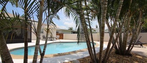 Una piscina al aire libre, una piscina climatizada