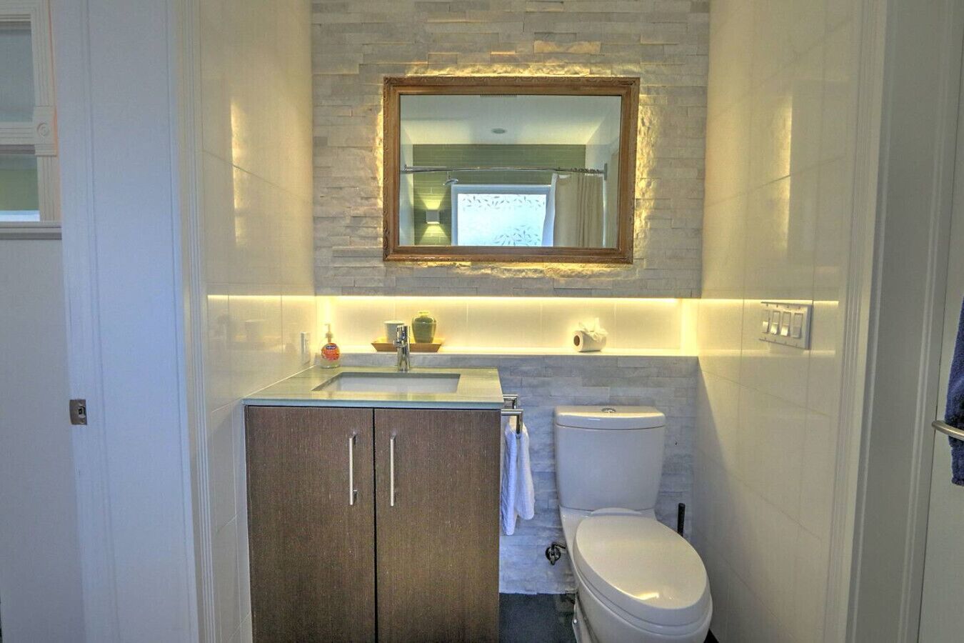 Une salle de bain moderne avec un lavabo intégré, un meuble-lavabo et des toilettes.