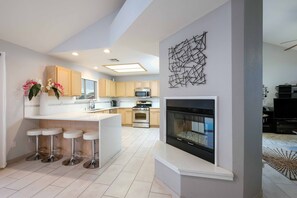 Fridge, microwave, oven, stovetop - Desert Pool Oasis located in the heart of Las Cruces (Las Cruces)