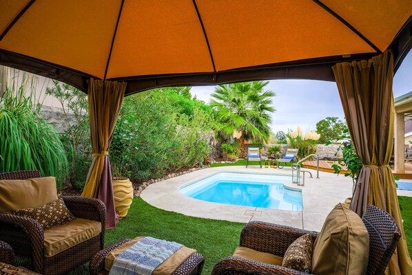 Outdoor pool - Desert Pool Oasis located in the heart of Las Cruces (Las Cruces)