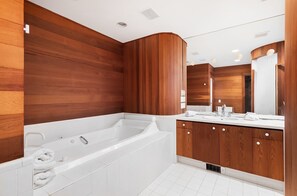 Douche, sĂšche-cheveux, serviettes fournies, savon