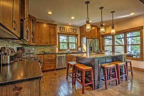 Fridge, microwave, oven, stovetop - Beautiful New Home On Private Lake Across From Gull Lake And Other Local Spots! (Nisswa)