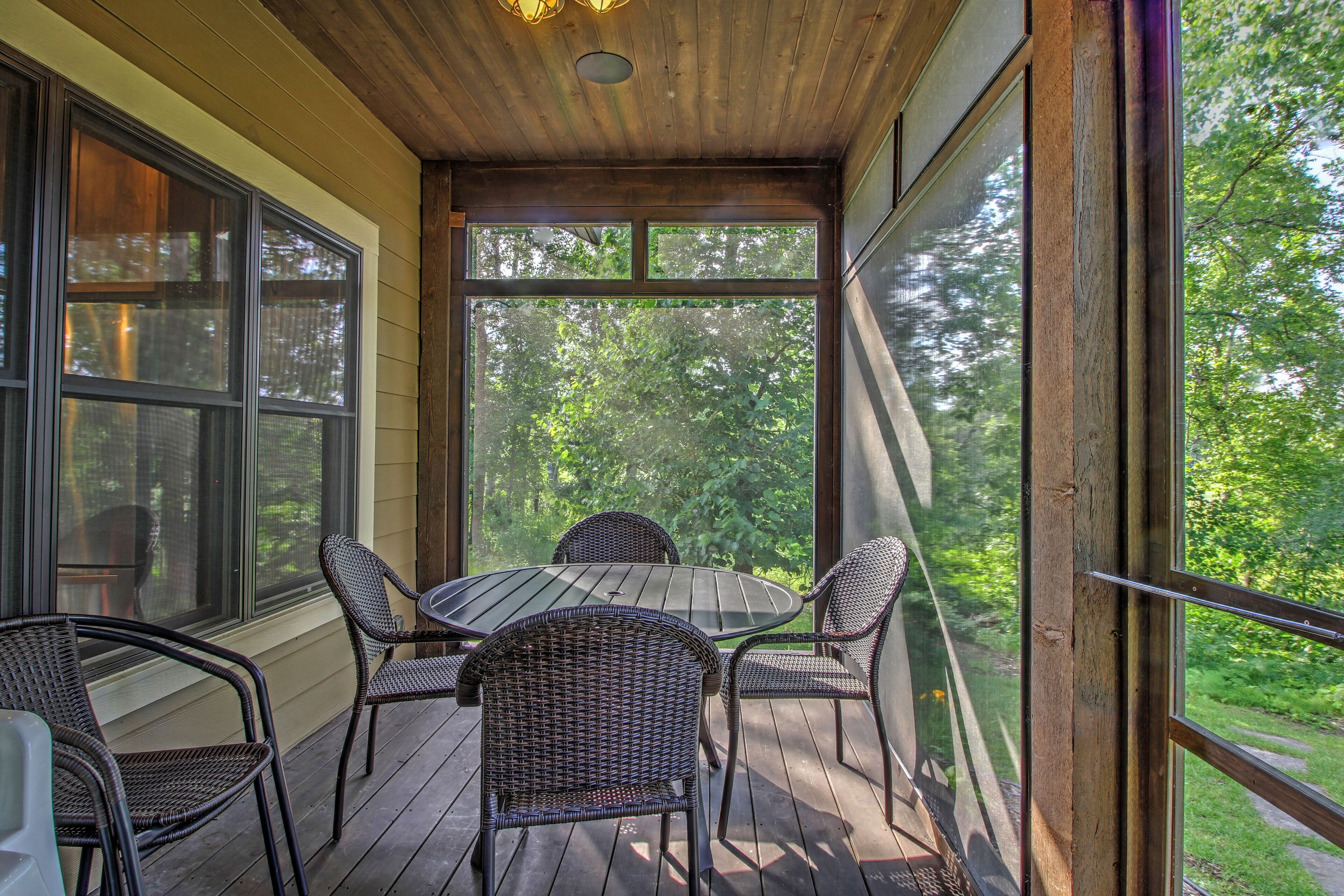 Screen porch with 8 chairs