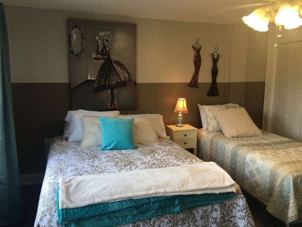 5 bedrooms, iron/ironing board, Internet, bed sheets