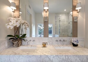 Combined shower/bathtub, hair dryer, towels