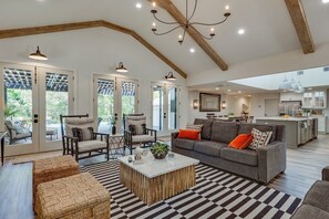 Smart-TV, Kamin, Videospiele, DVD-Player