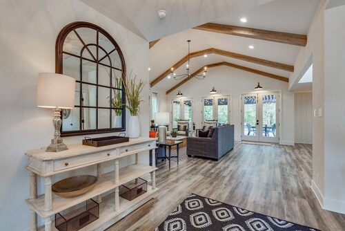 LUXURY DESIGNERS HOME by Gaylord/Lake Grapevine/Slps 24/POOL/ DFW Airport