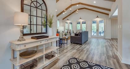 LUXURY DESIGNERS HOME by Gaylord/Lake Grapevine/Slps 24/POOL/ DFW Airport