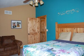 6 bedrooms, free WiFi, bed sheets - Escape into the countryside. Spacious log home.  (Hill City)