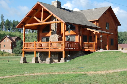 Escape into the countryside. Spacious log home. 