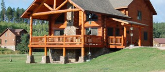 Escape into the countryside. Spacious log home.