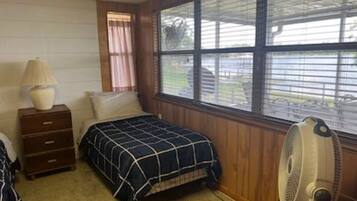 3 bedrooms, WiFi (free), bed sheets