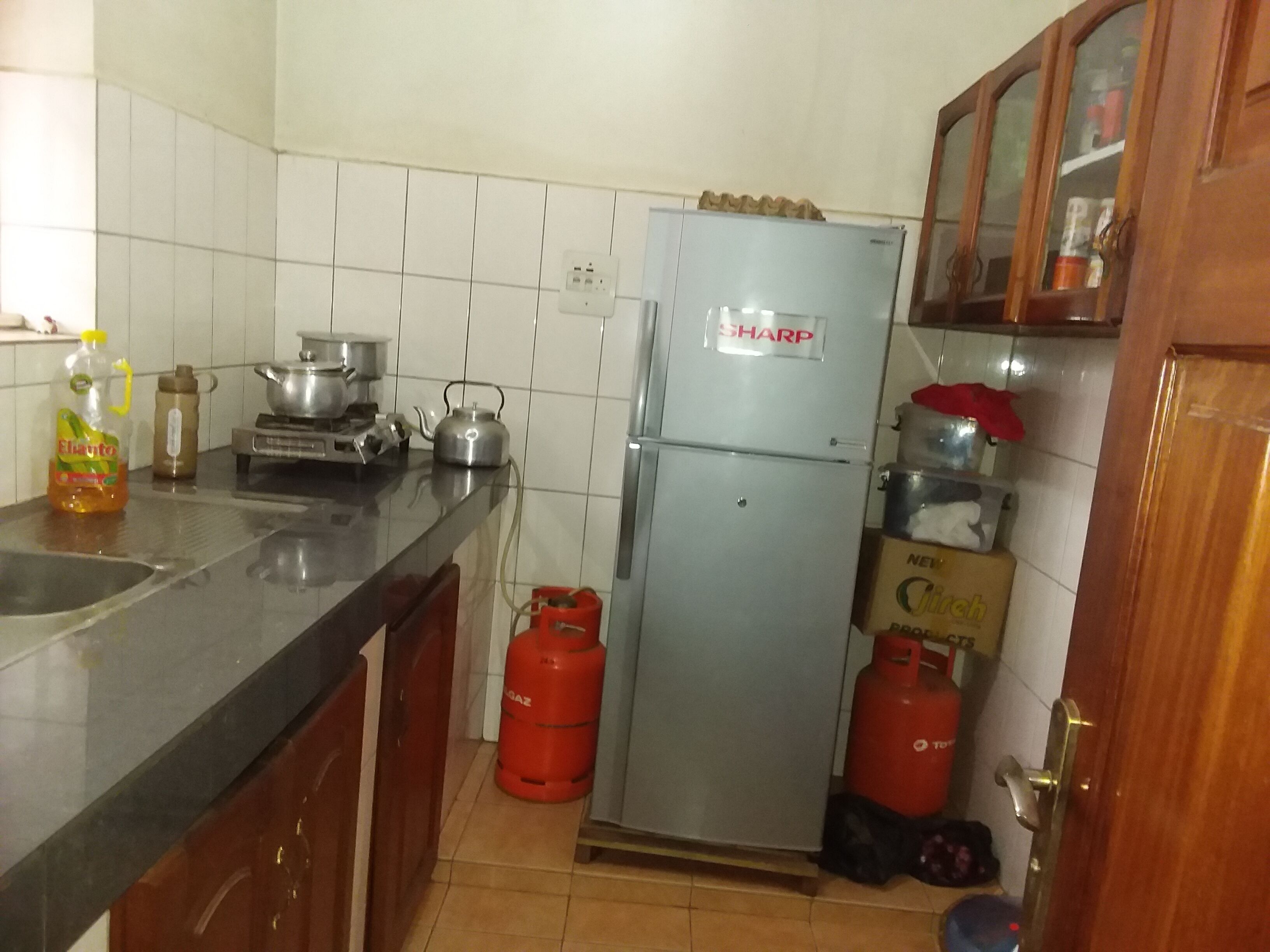 Réfrigérateur, micro-ondes, plaque de cuisson, bouilloire électrique