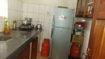 Réfrigérateur, micro-ondes, plaque de cuisson, bouilloire électrique