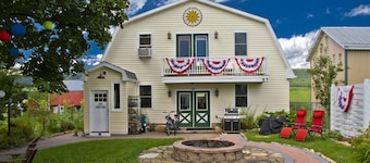 Lakeside Carriage House at Leaser Lake B and B -- cozy, comfortable, country