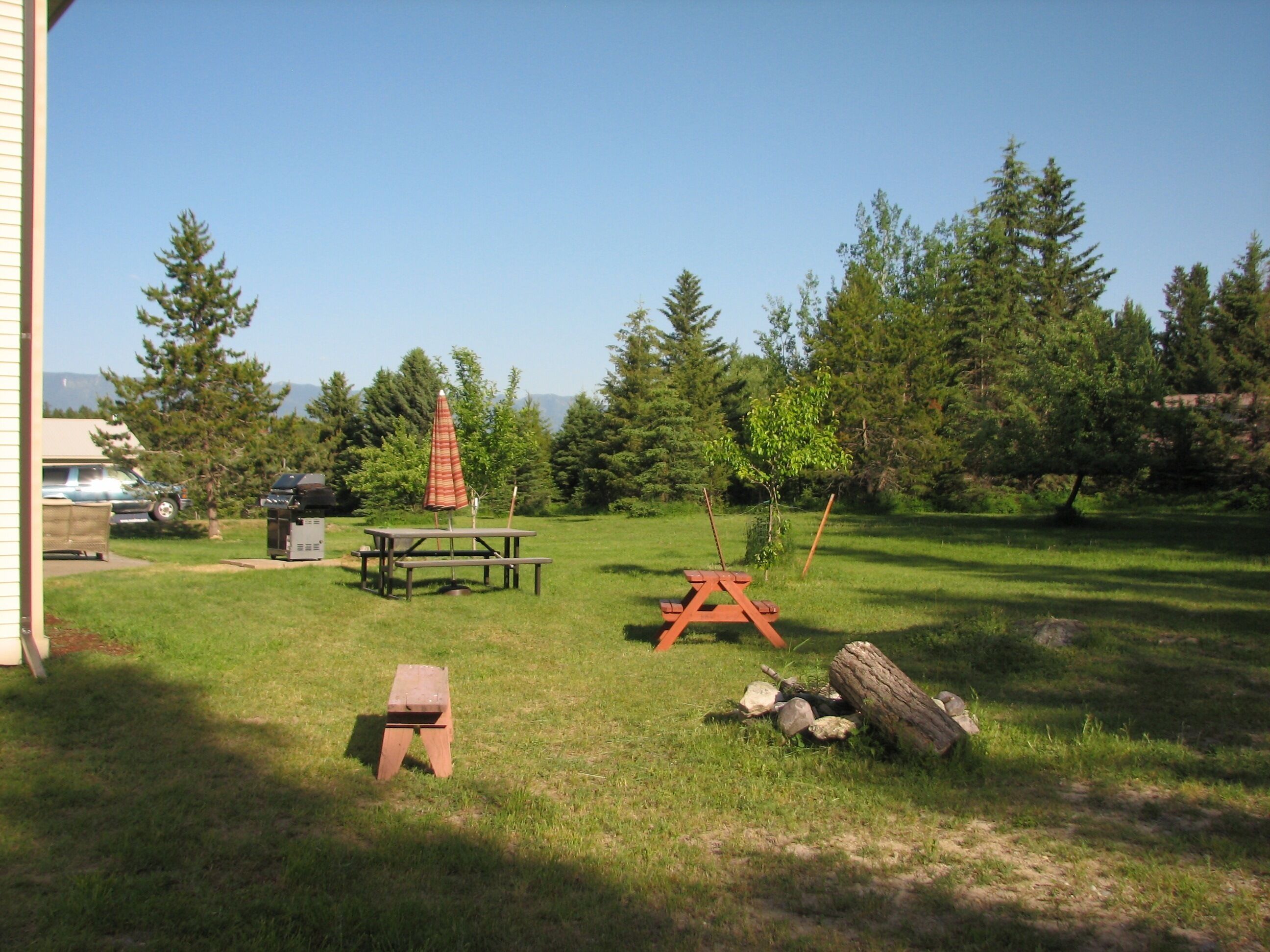 Private setting, sleeps 12, hot tub, 2.2 miles from downtown Whitefish 
