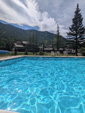 Lämmitetty uima-allas