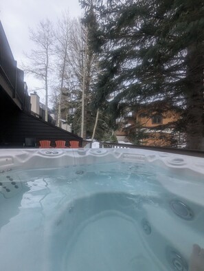 Bañera de hidromasaje al aire libre
